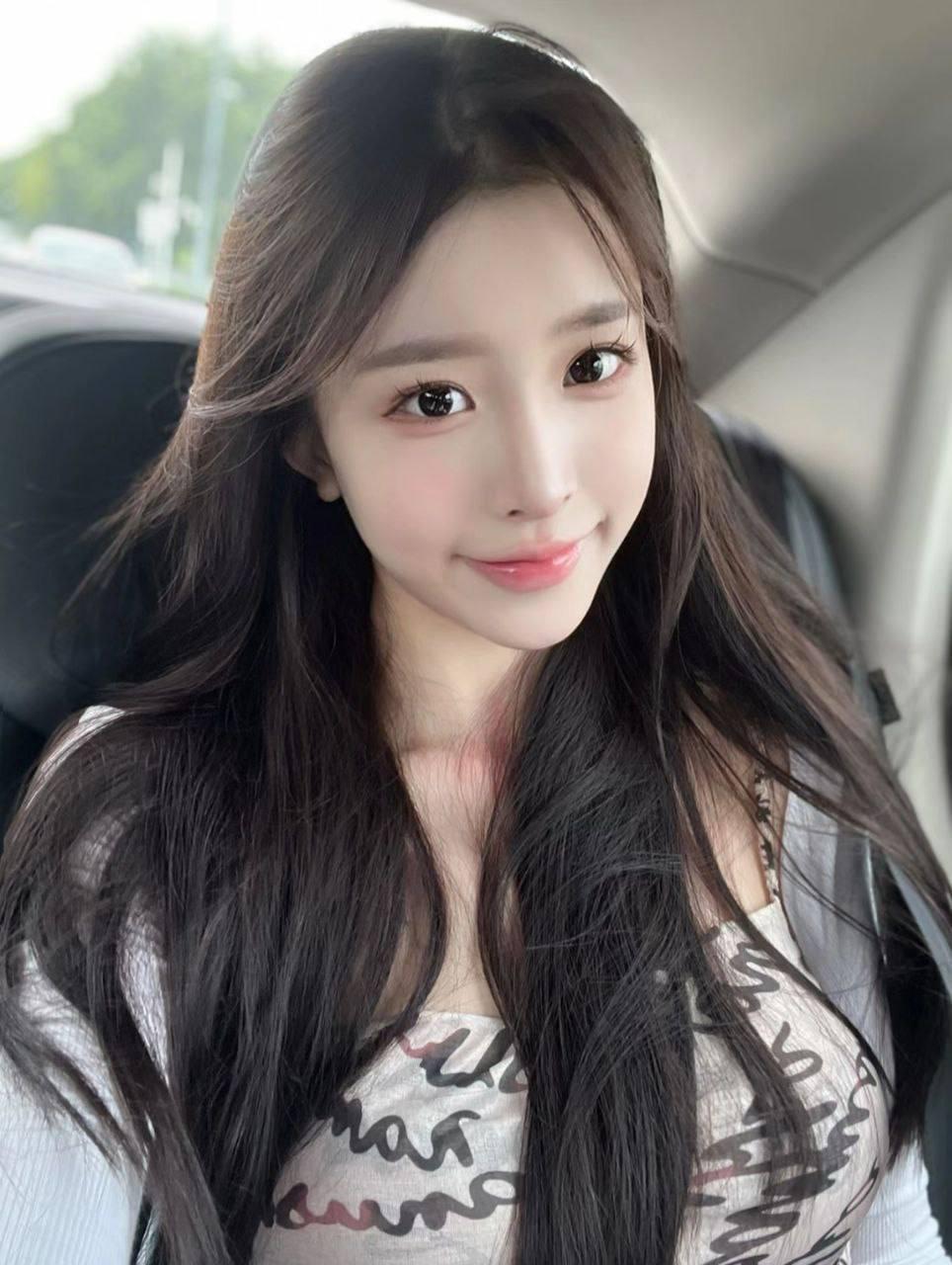 老茶客的时光印记，品味阳光流转与茶香韵味